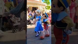 Disneyland Paris, Pinocchio And Mary Poppins Suprise Alice In Wonderland. Disney Stars On Parade