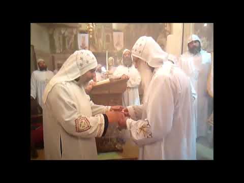 أبونا فليمون السريانى يقدم البخور أمام أيقونة القيامة فى صلوات قداس عيد القيامة بدير السريان 