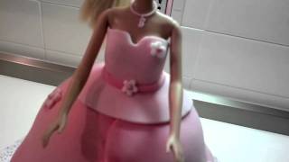 Una torta per bambole barbie fatta di glassa rosa nello stile di una  coreografia comica