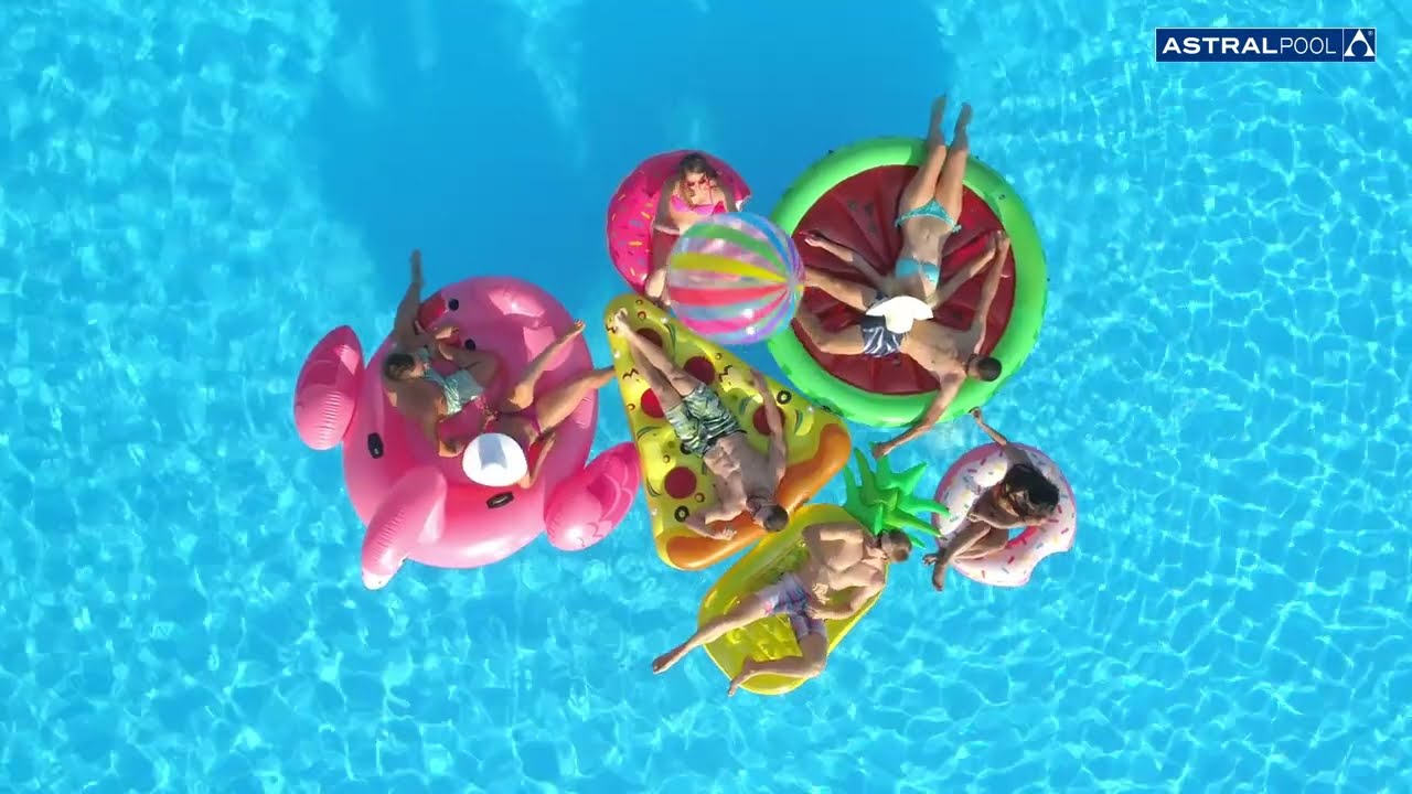 Новые хромированные души AstralPool: яркий акцент Вашего бассейна.