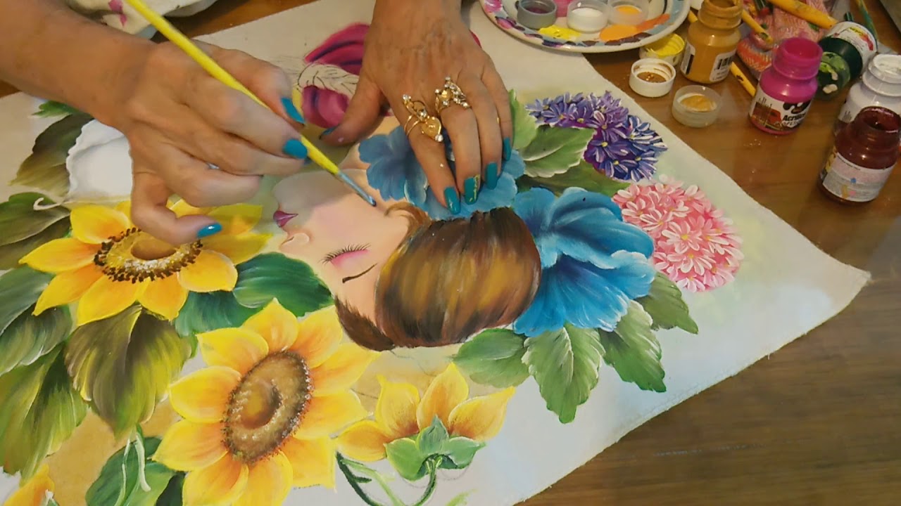 PINTANDO EL CABELLO DELA NIÑA CON LA MAESTRA TERE GREGORIO