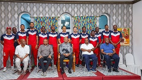 RAIS WA ZANZIBAR DKT. HUSSEIN MWINYI ALIVYOPIGA PICHA NA WACHEZAJI NA BENCHI LA UFUNDI