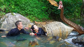 Dwarf Family Attacked by Giant Python While Fishing | Giant Pythons in the Wild