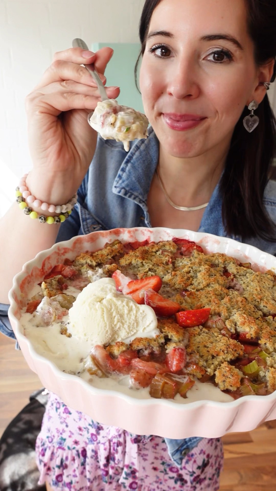 Dieses Rhabarber Cobbler macht süchtig 😍🍓🥧 #lowcarb #rezept #backen # ...