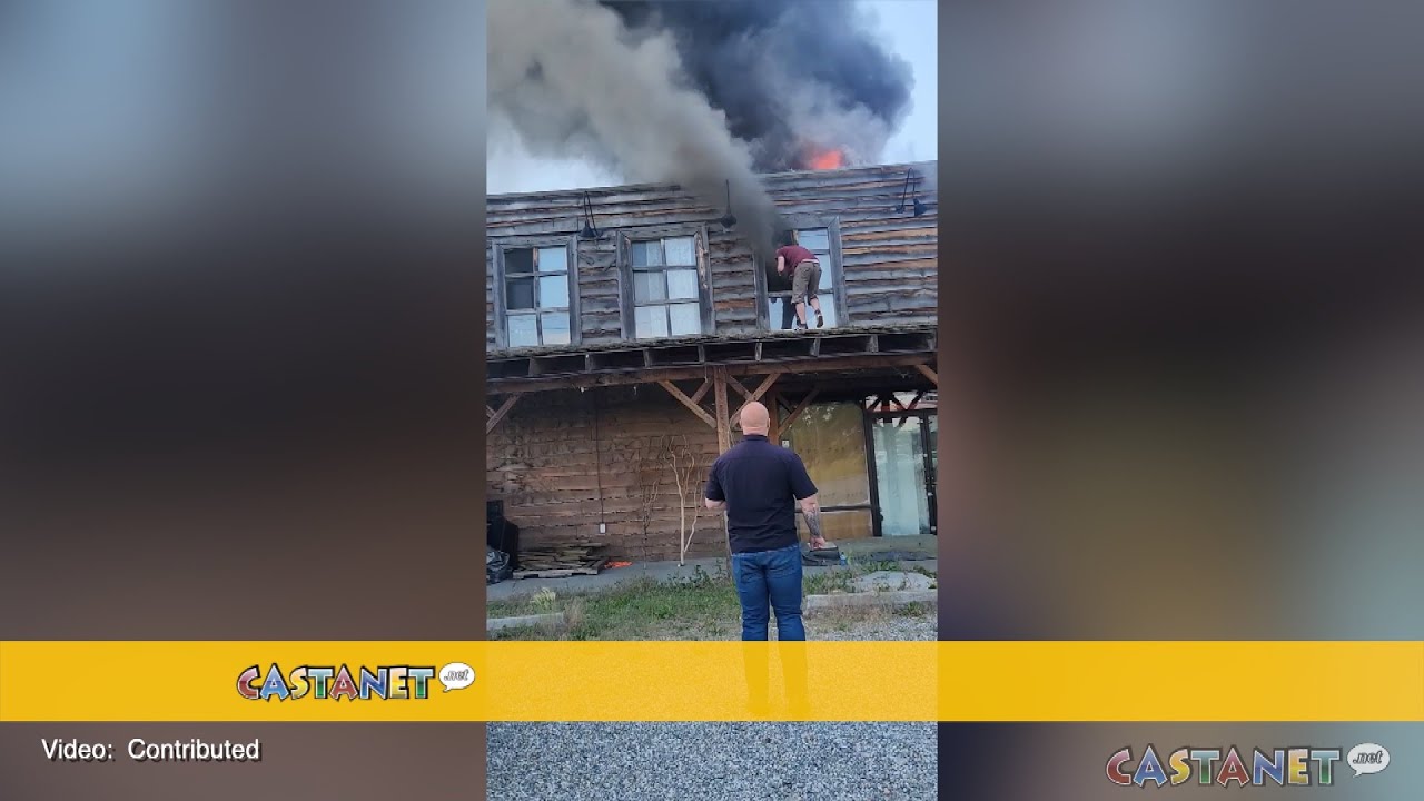 Dog rescued from fire - YouTube