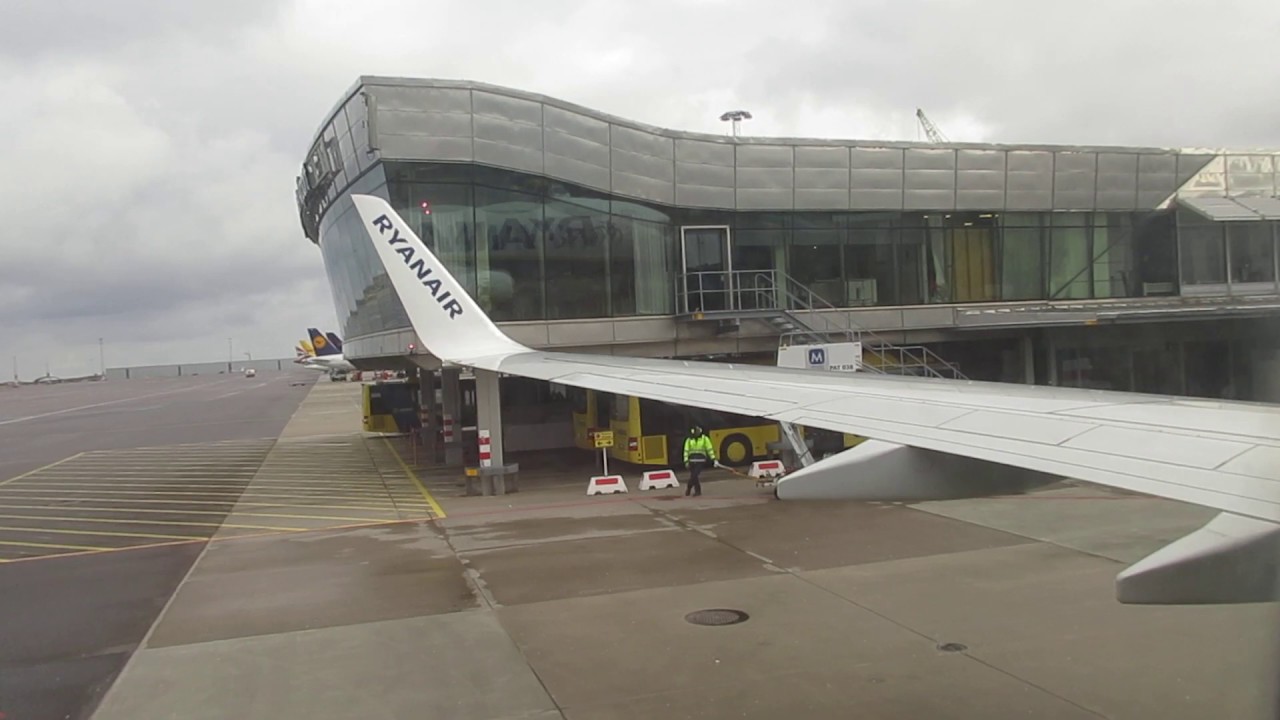 Ryanair Boeing 737-800 landing at Gothenburg GOT - Departure Airport: London Stansted STN.