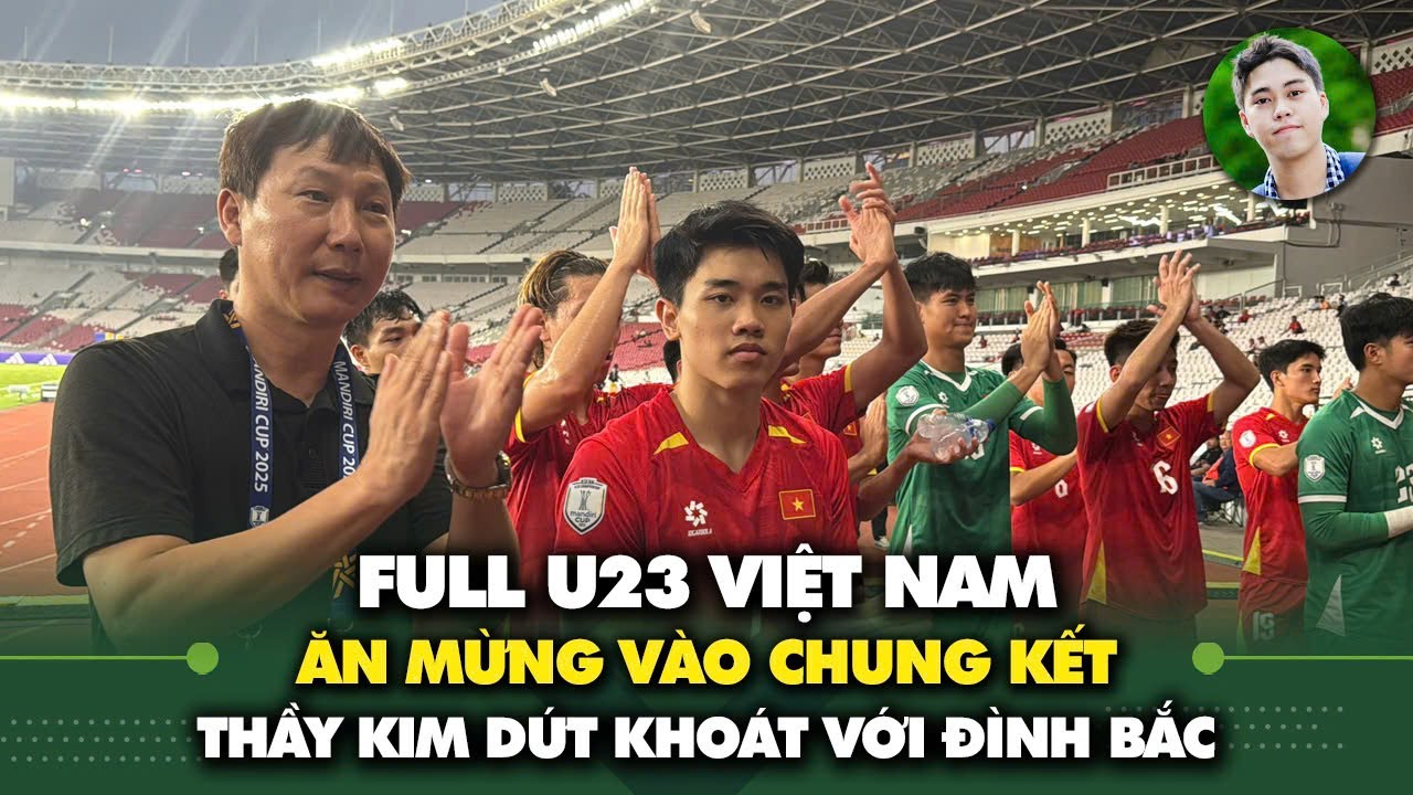 Thầy Kim chỉ đạo Đình Bắc dẫn đoàn ra chào CĐV, Quốc Việt không thể ăn mừng vì chấn thương