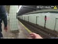 New York, uomo cade sui binari della metropolitana, il salvataggio eroico della polizia