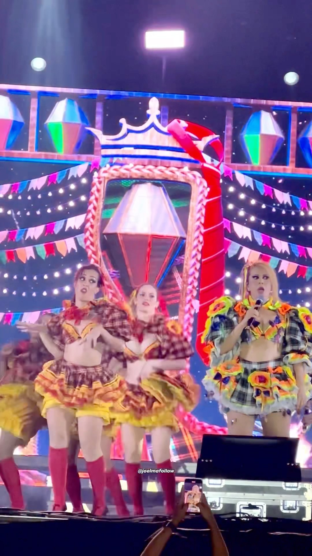 Dançarina fazendo cara feia pra Joelma - Encenação