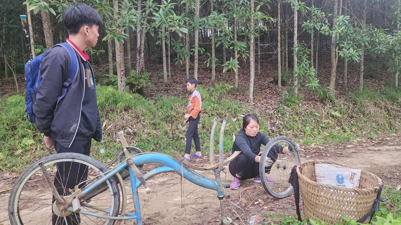The girl, repairing a bicycle on the street, meets a homeless boy looking to buy food on the street
