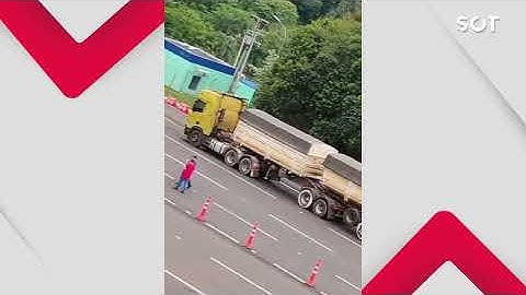 Produtores de leite bloqueiam pedágio na BR-277 e pedem preço justo em Laranjeiras do Sul