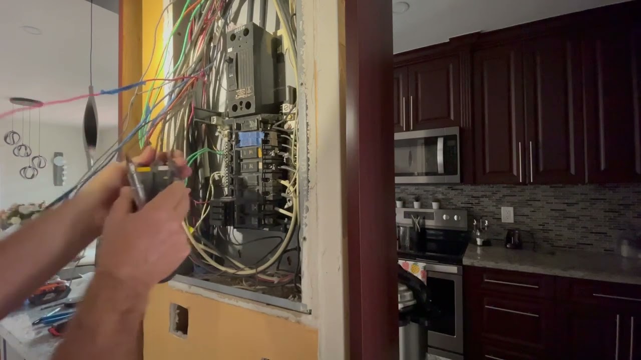 Como vamos  a remplazar un panel eléctrico viejo por uno nuebo con más espacio para break 🤔