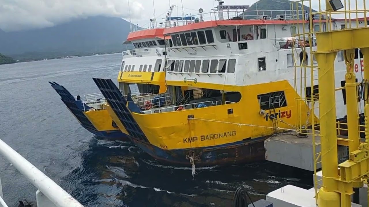 PELABUHAN FERY BASTIONG TERNATE MOBIL EXPEDISI MUATAN TIANG PLN DAN TRAFO NAIK KAPAL FERI