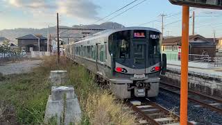 ジョイント音を響かせて和歌山線岩出駅を発車する227系快速和歌山行き！