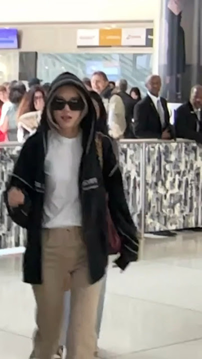 Rosé arrives at airport stylishly covering up and greets the fans! #rosé #blackpink