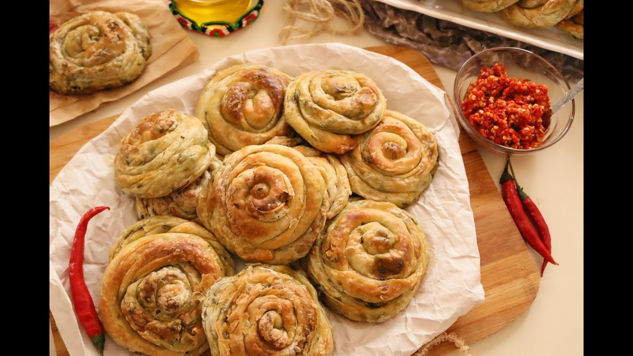 فطائر السبانخ على الطريقة الفلسطينية بعجينة هشة ومورقة