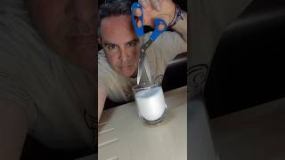Cómo puedo afilar unas tijeras. Solo necesitas un vaso de sal. 