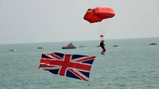 🇬🇧 Red Devils Army Parachute Display Team at Eastbourne Airshow