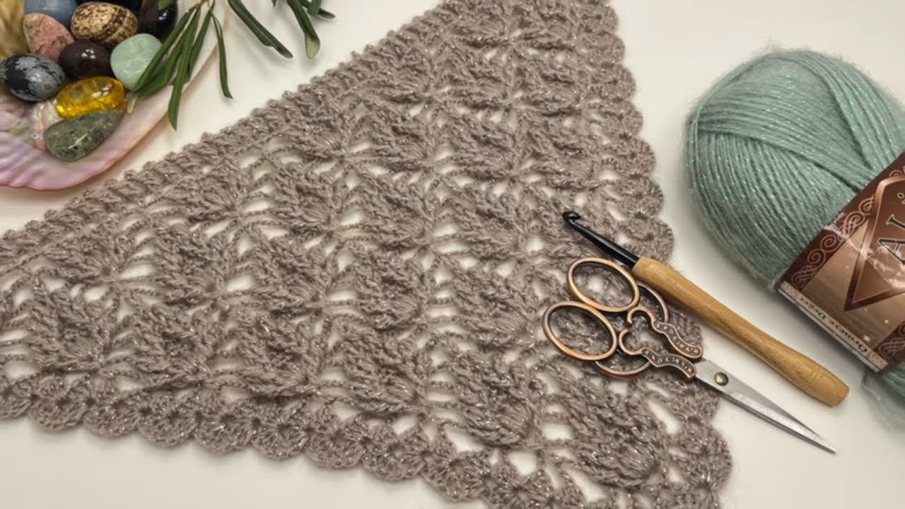 Very Easy Crochet Triangle Shawl Pattern (close-up-detailed explanation)#crochet #knittig #tığişi