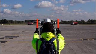 Aircraft MARSHALLER doing his thing. #bright #dance #planespotting