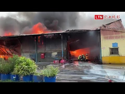 燃燒逾15小時 龜山布料工廠火滅了(翻攝畫面)