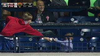 MIA@PHI: Young Phillies fan gives ball to little girl