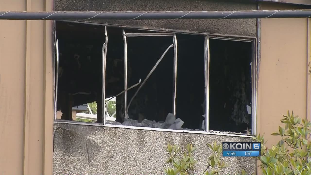 Crews battle 2-alarm apartment fire in Portland - YouTube