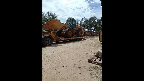CATERPILLAR 950 LOADER UNLOADING.