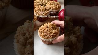 Soft and delicious apple cinnamon muffin topped with yummy streusel 🍎! #applestreuselmuffinsrecipe
