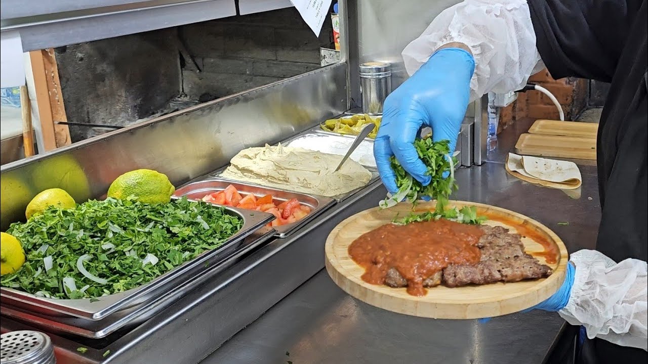 أطيب مشاوي وشاورما ولحمة نية من مطعم أبو أحمد في بيروت / 50 سنة من الخبرة.