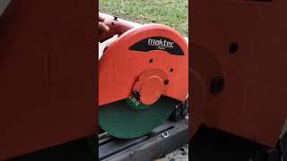 pasang cutting disc baru 14 inchi pada mesin potong besi cut off maktec