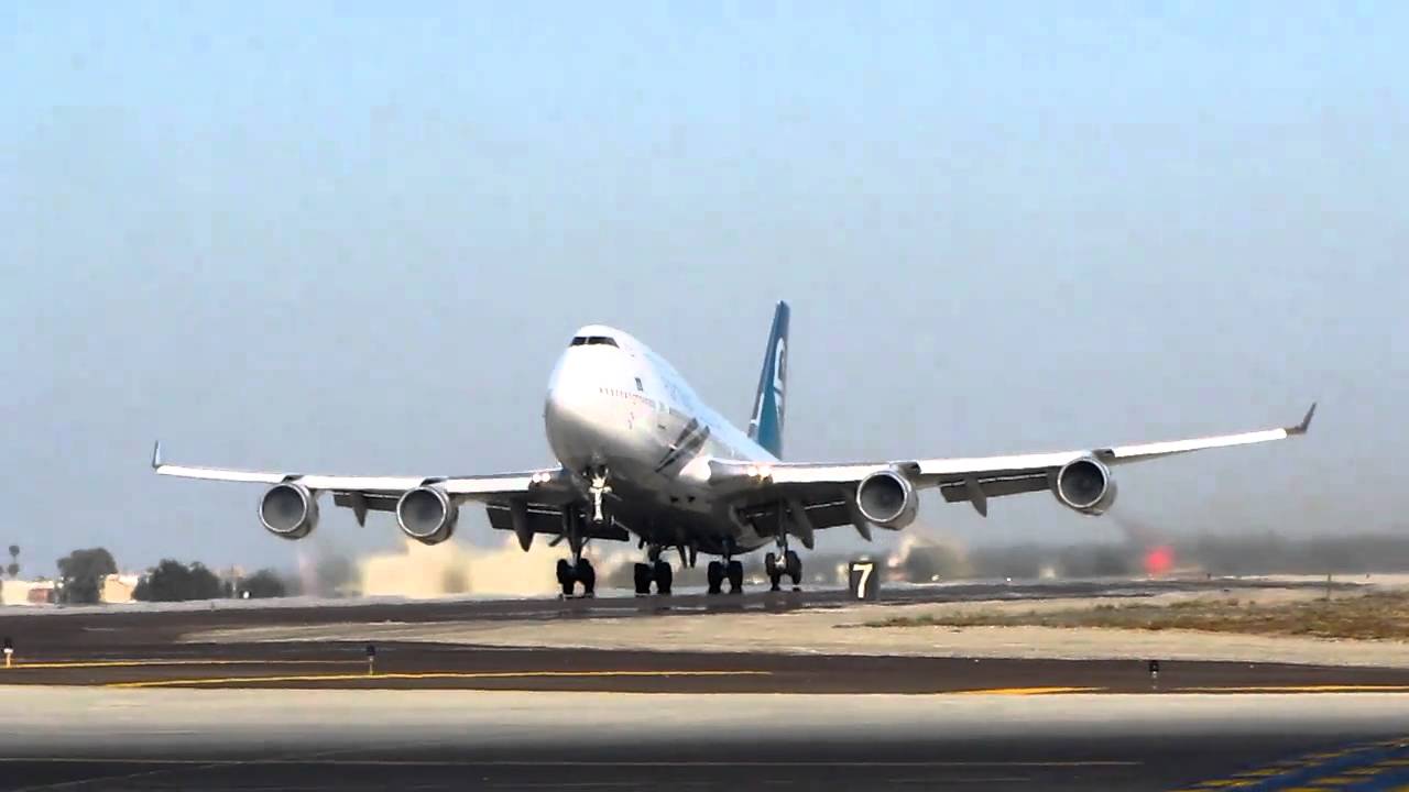Air New Zealand Boeing 747-400 Taking Off From Los Angeles
