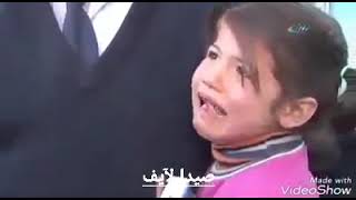مشهد مؤثر لطفلة تبيع المناديل في تركيا اعتقدت أن المرأة التي رأتها هي أمها #سوريا وجع #القلب 