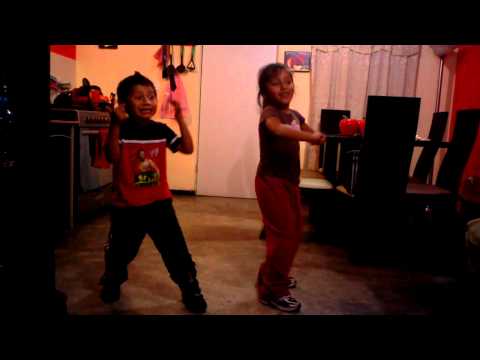 niños bailando regeton
