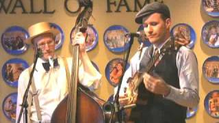 The Two Gentlemen Band perform "You make me swoon" at WDVX chords