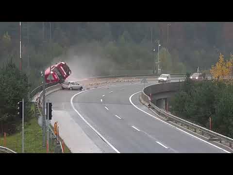 Video: Nehoda Autobusu Zachytená Na Videu