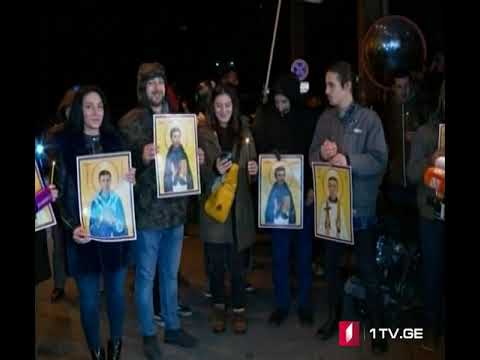 „გირჩის“ ახალგაზრდულმა ორგანიზაციამ ბიძინა ივანიშვილის ბიზნესცენტრთან აქცია გამართა