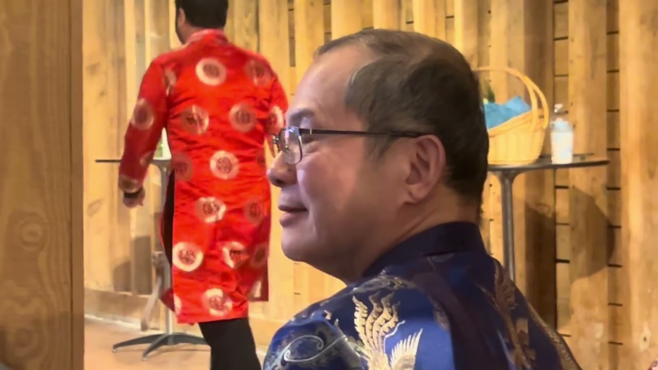 LuY Ho và Thanh Thu Ho nhận quà lưu niệm 