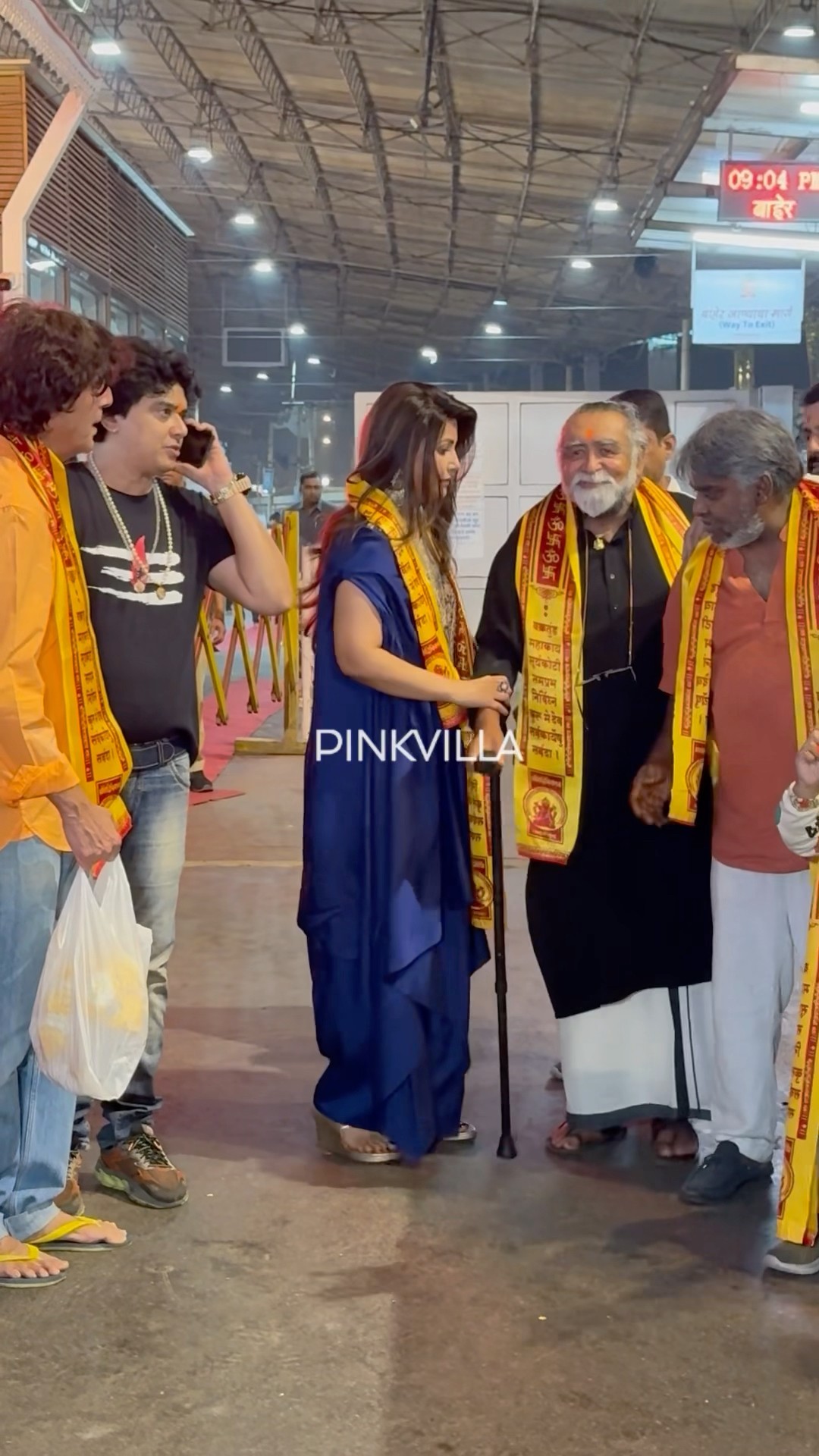 Hina Khan’s SWEET GESTURE For An OLD Man At A Temple? Chunky Panday #shorts #breastcancer  bollywood