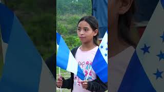 Estudiantes Con Doble Nacionalidad Llegan Al Punto Fronterizo Para Recibir Sus Paquetes Escolares