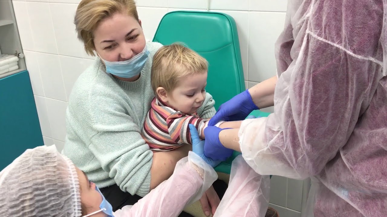 Как врач берет кровь из вены у малыша Яна в 1 год. How a doctor takes blood from a vein from a baby.