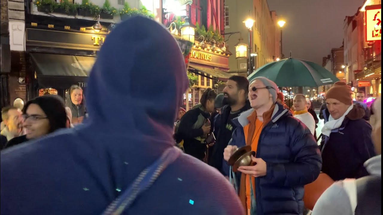 Singing 🎵 in the rain ☔️ with London’s Hare Krishnas - 22.11.25