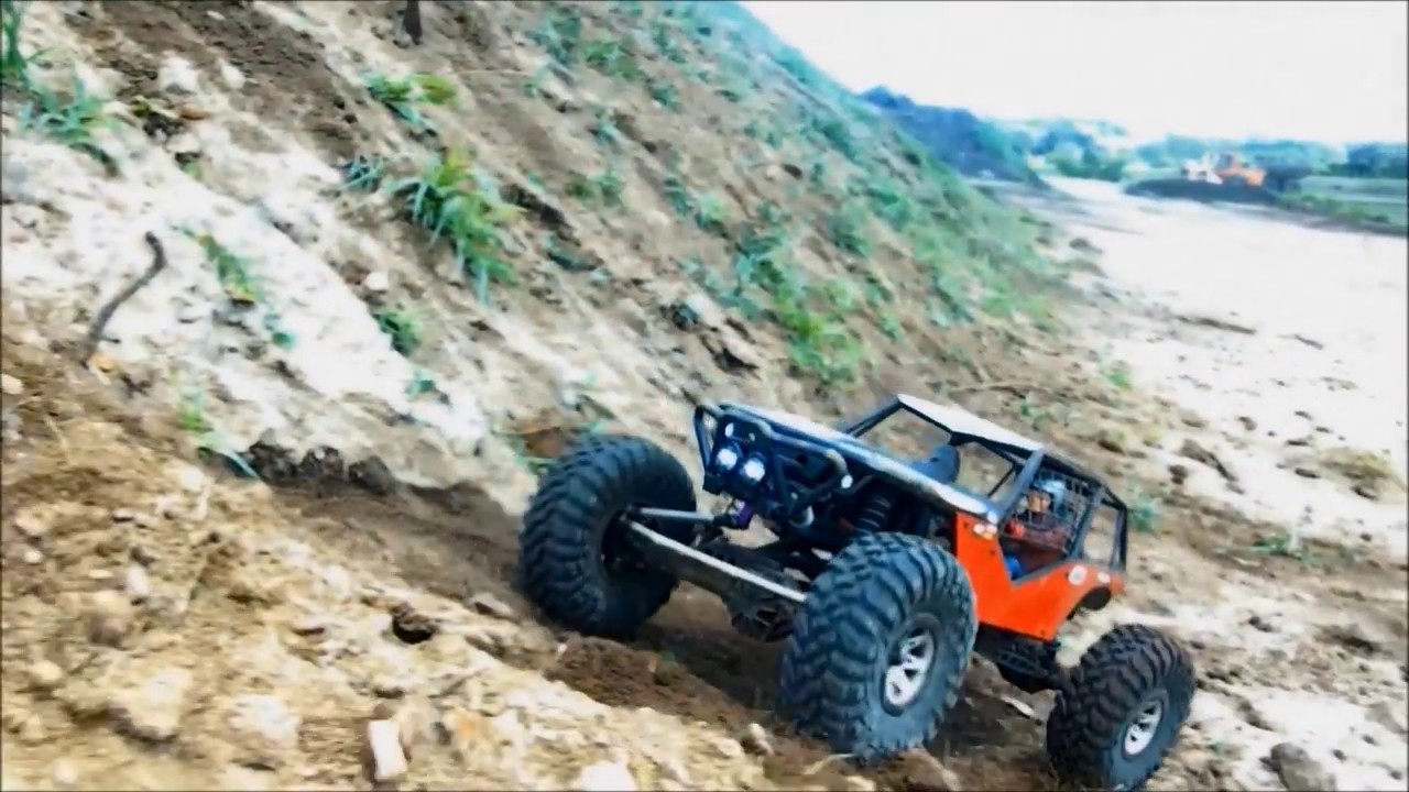Axial Wraith Action ! buckle up ,hill climb