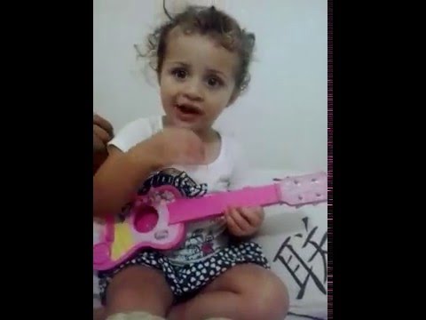 CRIANÇA 2 ANOS CANTA GALINHA PINTADINHA