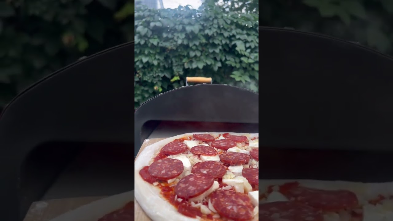 The convenience of gas with the flavor of wood! Only with the Bertello Outdoor Pizza Oven.