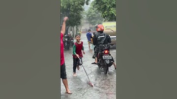 Mandi hujan #funny #cute #kids #rain #play #hujan #bekasi