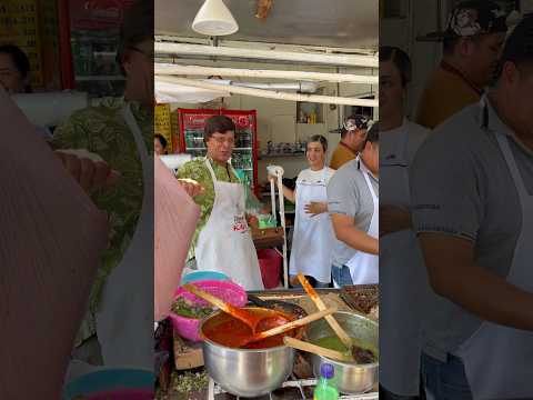 Video thumbnail: Los Tacos más virales de León con el gran personaje Kali #tacos #foodie #viral #parati