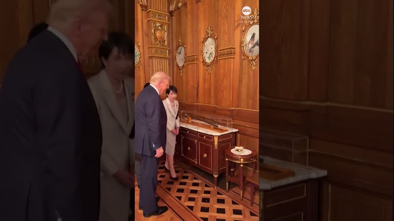 Japan's PM gifts Trump late Shinzo Abe's putter - YouTube