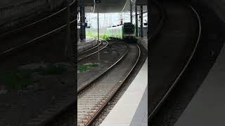 ET 422 Doppelpäckchen rangiert in die Abstellung vom Bahnsteig weg.