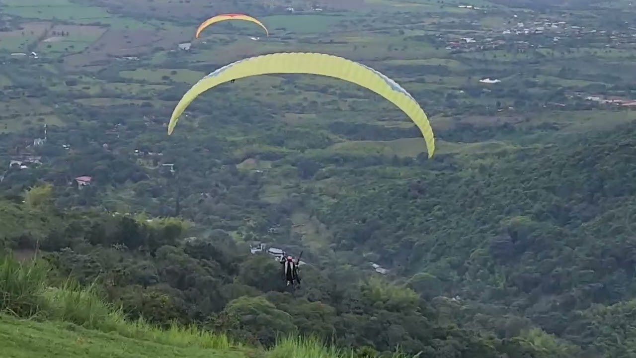 Daniel Ramirez take off, parapenting, Cerrito, Valle.